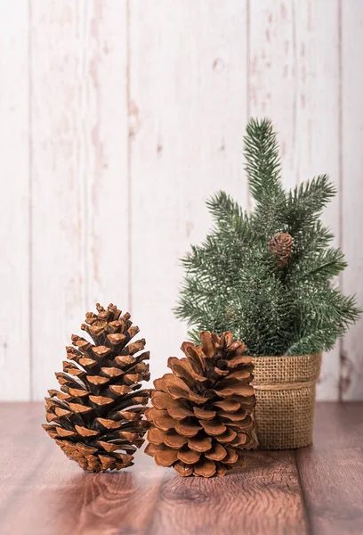 Árbol Navidad Con Cono Pino Sobre Fondo Madera —  Fotos de Stock