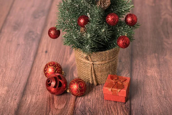 Weihnachtsbaum Auf Einem Hölzernen Hintergrund — Stockfoto