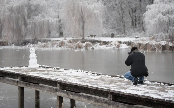 Fotógrafo Naturaleza Tomar Una Foto Muñeco Nieve Día Invierno —  Fotos de Stock