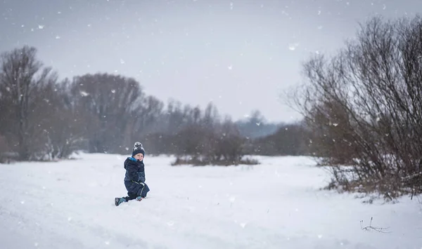 Garçon Colère Dans Nature Enneigée Une Journée Hivers — Photo