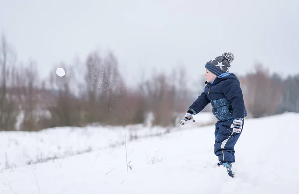 Jonge Kind Winter Park Een Besneeuwde Dag — Stockfoto