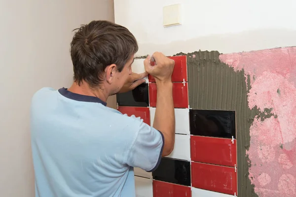 Junger Fliesenlegermeister Bei Der Arbeit — Stockfoto