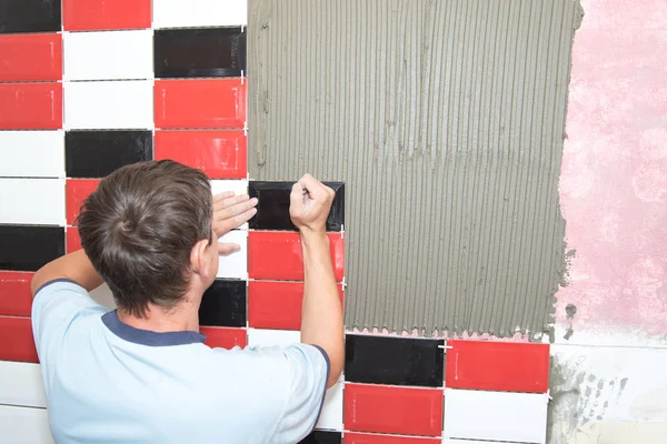 Jovens Azulejos Mestre Trabalho — Fotografia de Stock