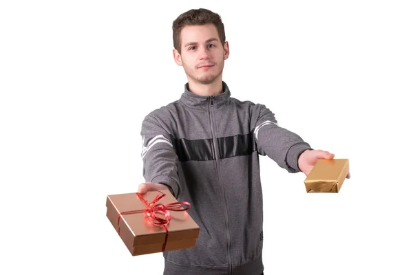 Jovem segurando caixas de presente em um fundo branco . — Fotografia de Stock