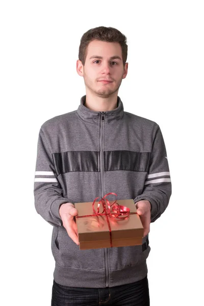 年轻男子手持一个礼品盒. — 图库照片