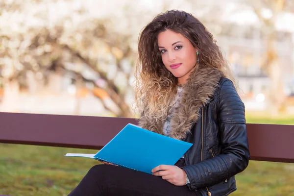 Beautiful student in the park — Stock Photo, Image