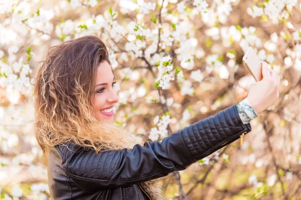 O femeie frumoasă face un selfie cu telefonul — Fotografie, imagine de stoc