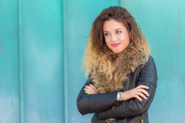 Açık mavi arka planda güzel genç kadın