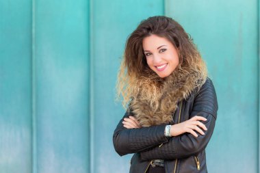 Açık mavi arka planda güzel genç kadın