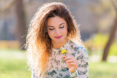 Güzel genç bölgesindebir Park