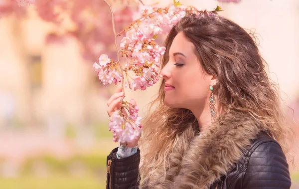 Vacker kvinna att lukta blommor — Stockfoto