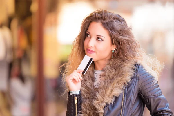 Woman in the street before shopping — Stockfoto