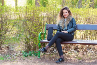 Güzel kadın bankta rahatlatıcı