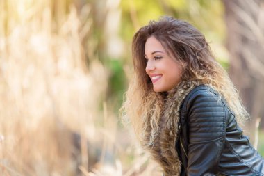 Güzel kadın rahatlatıcı Park