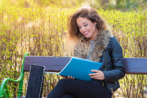 Güzel öğrenci parkta bir bankta oturan ve öğrenme — Stok fotoğraf