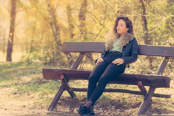 Beautiful woman relaxing on bench — Stock Photo, Image