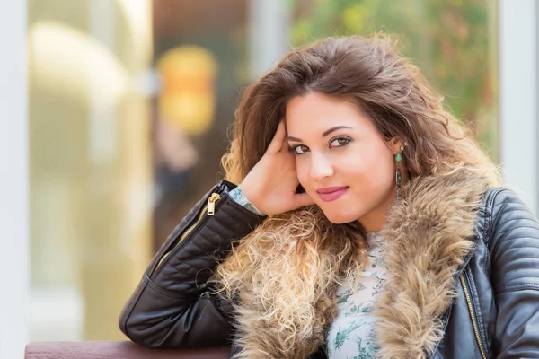 Retrato de cerca de una hermosa mujer — Foto de Stock