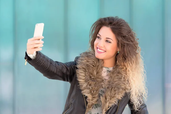Tânără fată luând selfie cu telefonul ei — Fotografie, imagine de stoc