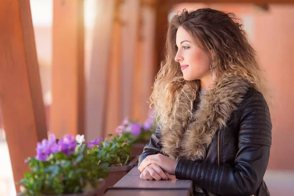 Linda mujer relajarse en el hotel un día soleado — Foto de Stock