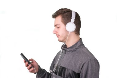 Yakışıklı adam telefonunda müzik arıyor