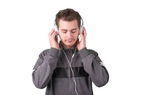 Красивий чоловік слухає музику на білому тлі — стокове фото
