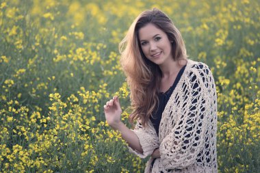 Kolza alanında güzel kadın