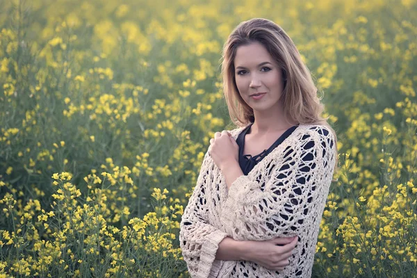 Belle femme dans le champ de colza — Photo