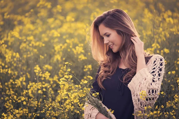 Retrato de mujer hermosa en campo de colza — Foto de Stock