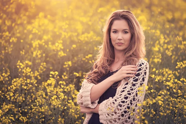 유채밭에서 아름다운 여자의 초상화 — 스톡 사진