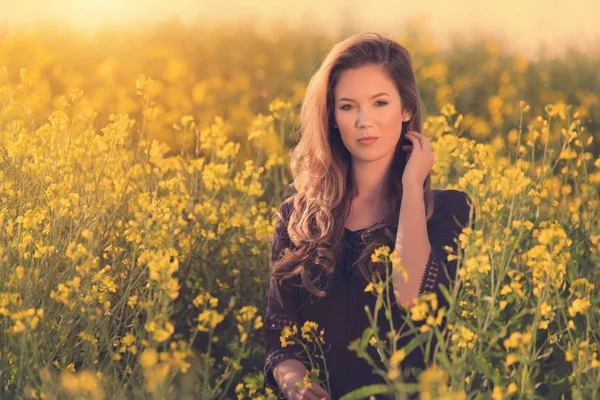 Retrato de mulher bonita no campo de colza — Fotografia de Stock