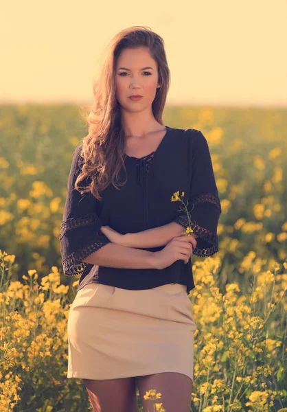 Retrato de mulher bonita no campo de colza — Fotografia de Stock