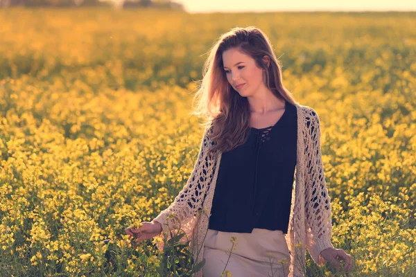 Retrato de mujer hermosa en campo de colza — Foto de Stock