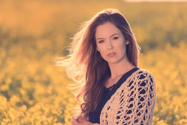 Retrato de mujer hermosa en campo de colza — Foto de Stock