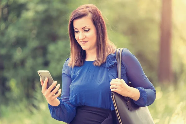 Young woman using her phone — Stock Photo, Image