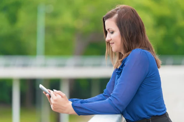 Young woman using her smartphone — Stock Photo, Image