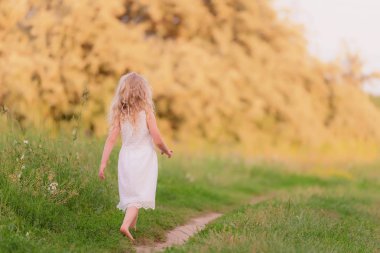 Alanında güzel sarışın küçük kız