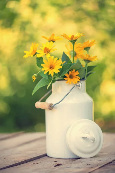 Gele bloem op oude houten tafel — Stockfoto