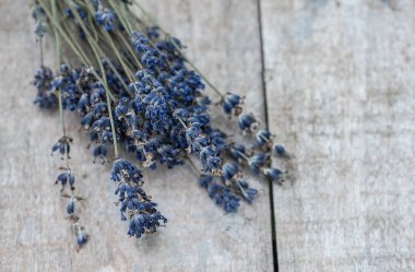 Ahşap bir masada lavanta çiçeği