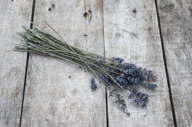 Ahşap bir masada lavanta çiçeği