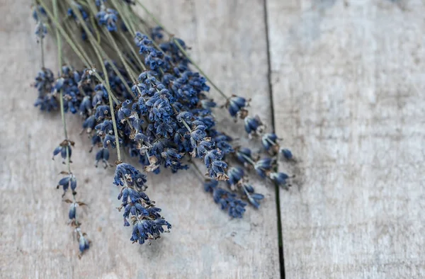 Ahşap bir masada lavanta çiçeği