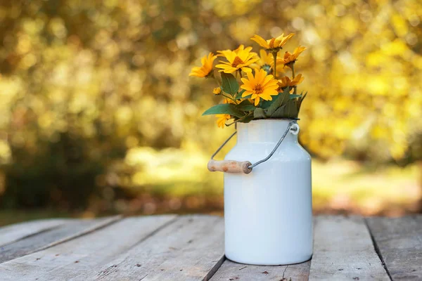 Gele bloem op oude houten tafel — Stockfoto