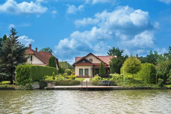 Hermosas casas junto al lago —  Fotos de Stock