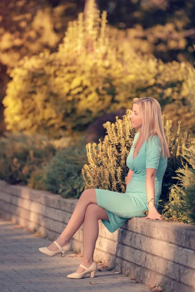Carina donna seduta e pensare in strada — Foto Stock