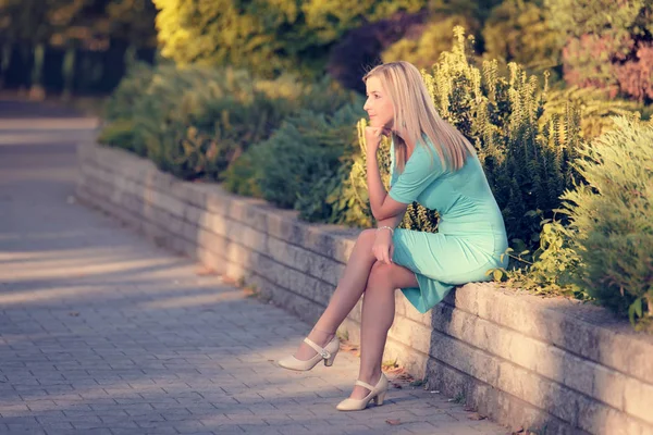 Carina donna seduta e pensare in strada — Foto Stock