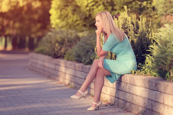 Mujer linda sentado y pensando en la calle —  Fotos de Stock