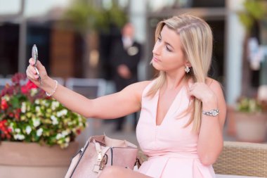 güzel kız aynaya bakıyorum