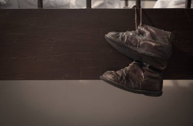 Eski, kullanılmış deri ayakkabılar. 