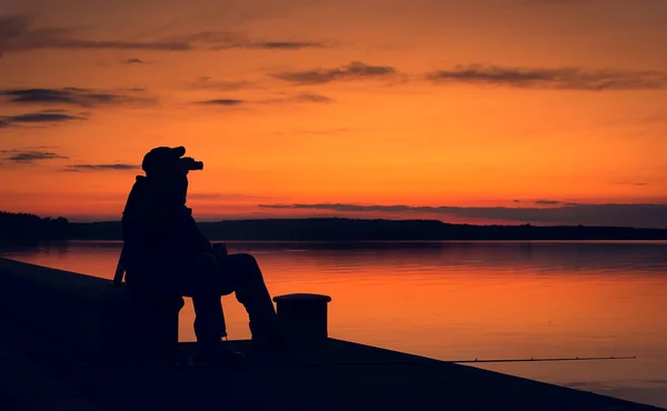 Balıkçı gün batımında. — Stok fotoğraf