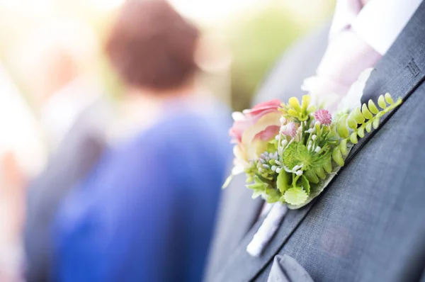 Petit bouquet de mariage sur le smoking du marié — Photo