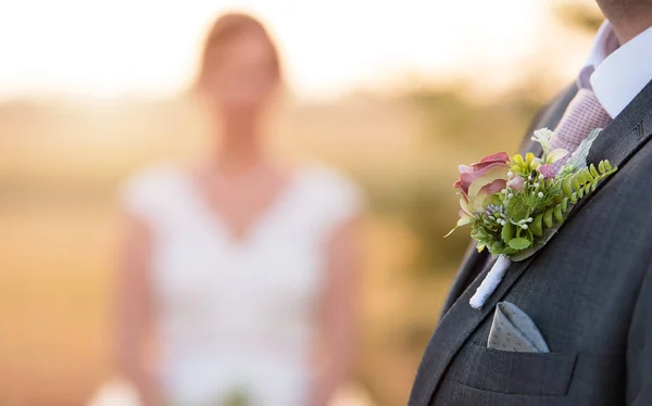 Liten bröllopsbukett på brudgummens smoking — Stockfoto